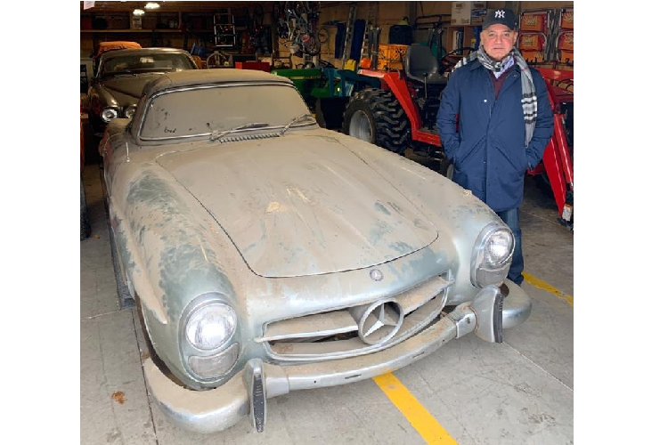 Giá xe Mercedes-Benz 300 SL này lên đến 1,095 triệu USD và nhanh chóng được bán cho một nhà sưu tập. Chiếc xe vẫn chưa qua bất kỳ quá trình tu sửa nào, bao gồm cả khung gầm, phần thân nguyên bản và bộ mui xếp mềm. Bên cạnh đó là giấy tờ thông tin kỹ thuật gốc cùng con đội kèm theo lúc mới xuất xưởng. Mercedes-Benz cổ và ghế da được nhuộm đen.