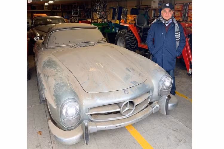 Giá xe Mercedes-Benz 300 SL này lên đến 1,095 triệu USD và nhanh chóng được bán cho một nhà sưu tập. Chiếc xe vẫn chưa qua bất kỳ quá trình tu sửa nào, bao gồm cả khung gầm, phần thân nguyên bản và bộ mui xếp mềm. Bên cạnh đó là giấy tờ thông tin kỹ thuật gốc cùng con đội kèm theo lúc mới xuất xưởng. Mercedes-Benz cổ và ghế da được nhuộm đen.