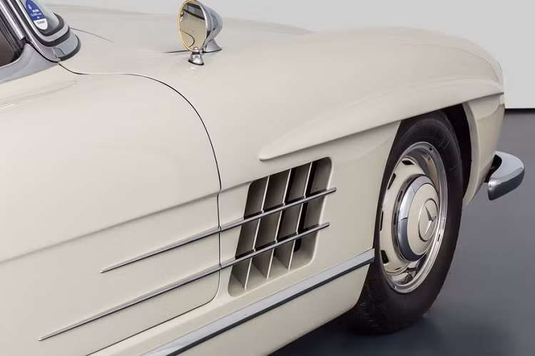 Là biểu tượng của những dòng xe thể thao lúc bấy giờ, Mercedes-Benz 300 SL còn là cảm hứng thiết kế của nhiều mẫu xe Mercedes-Benz hiện đại như chiếc SLS AMG, SLS AMG Roadster… Đối thủ của 300 SL lúc bấy giờ có thể kể đến như BMW 507, Porsche 356…