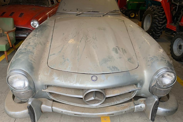 Chủ nhân của chiếc xe cho biết sau khi cầm lái chiếc Mercedes-Benz 300 SL phiên bản coupe của người anh nên đã quyết định sắm riêng cho mình phiên bản mui trần vào năm 1976. Màu sơn nguyên bản của chiếc xe là xanh Blau Grau cùng nội thất màu xanh. Sau đó, xe đã được sơn thành màu bạc đặc trưng của các dòng xe Chiếc xe sau đó bị bỏ rơi trong nhà kho gần hàng thập kỷ cho đến khi được mua lại bởi Gullwing Motor Cars, một công ty có trụ sở tại New York.