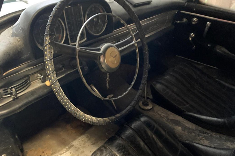 Mặc dù được sản xuất cách đây hơn 60 năm, odo của chiếc 300 SL Roadster chưa vượt mức 15.000 dặm, tức khoảng hơn 24.000 km. Ra mắt vào năm 1957, chỉ có 1.848 chiếc 300 SL Roadster được sản xuất từ năm 1957 cho đến 1963, và chỉ có 249 chiếc được sản xuất trong năm 1960, bao gồm cả chiếc xe này.