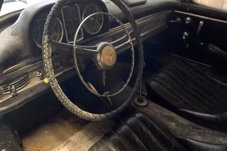 Mặc dù được sản xuất cách đây hơn 60 năm, odo của chiếc 300 SL Roadster chưa vượt mức 15.000 dặm, tức khoảng hơn 24.000 km. Ra mắt vào năm 1957, chỉ có 1.848 chiếc 300 SL Roadster được sản xuất từ năm 1957 cho đến 1963, và chỉ có 249 chiếc được sản xuất trong năm 1960, bao gồm cả chiếc xe này.