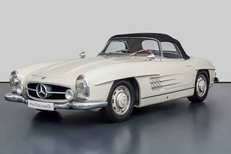 Mercedes-Benz 300 SL và 300 SL Roadster là mẫu xe thể thao 2 chỗ ngồi nổi tiếng của thương hiệu đến từ Đức trong thế kỷ trước. Chữ "SL" trong xe là viết tắt của "Super Leicht", trong tiếng Đức có nghĩa là siêu nhẹ. Xe được lấy cảm hứng từ mẫu xe đua Mercedes-Benz W194.