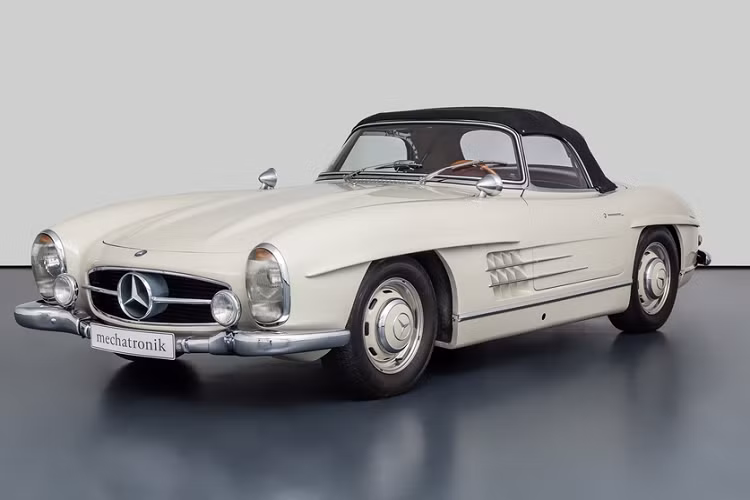 Mercedes-Benz 300 SL và 300 SL Roadster là mẫu xe thể thao 2 chỗ ngồi nổi tiếng của thương hiệu đến từ Đức trong thế kỷ trước. Chữ "SL" trong xe là viết tắt của "Super Leicht", trong tiếng Đức có nghĩa là siêu nhẹ. Xe được lấy cảm hứng từ mẫu xe đua Mercedes-Benz W194.