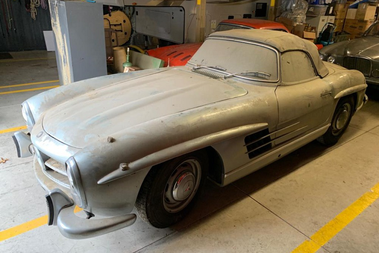 Là mẫu xe thể thao biểu tượng của Mercedes-Benz vào những năm 1960, một chiếc Mercedes-Benz 300 SL Roadster vừa được bán với mức giá hơn 1 triệu USD (tương đương khoảng hơn 23 tỷ đồng).