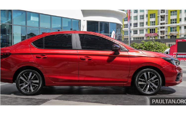 Hãng xe Nhật Bản cho biết mẫu City 2020 được ứng dụng công nghệ hybrid với tên gọi Intelligent Multi-Mode Drive (i-MMD). Hệ thống gồm động cơ xăng i-VTEC I4 dung tích 1.5L kết hợp cùng động cơ điện, sản sinh tổng công suất đạt 108 mã lực cùng mô-men xoắn 253 Nm. Ở Thái Lan, Honda City thế hệ thứ 5 trang bị tiêu chuẩn động cơ tăng áp 1.0L có thông số 122 mã lực và 173 Nm.