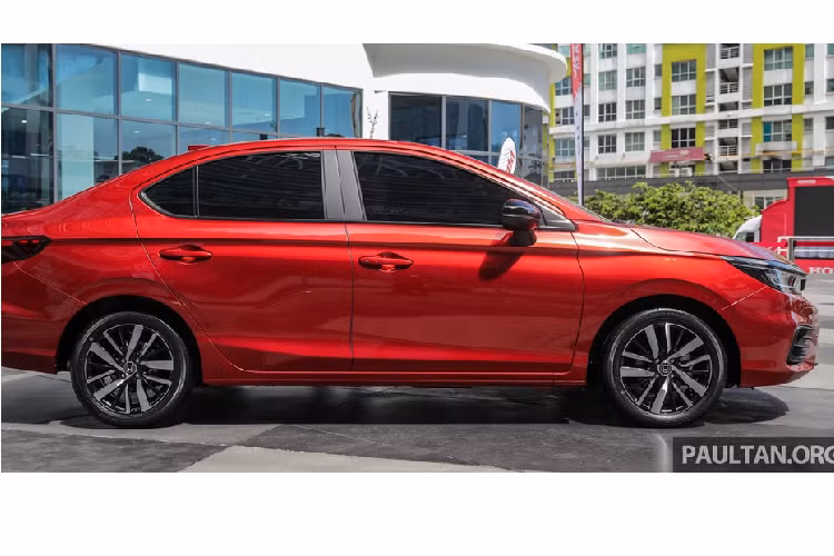 Hãng xe Nhật Bản cho biết mẫu City 2020 được ứng dụng công nghệ hybrid với tên gọi Intelligent Multi-Mode Drive (i-MMD). Hệ thống gồm động cơ xăng i-VTEC I4 dung tích 1.5L kết hợp cùng động cơ điện, sản sinh tổng công suất đạt 108 mã lực cùng mô-men xoắn 253 Nm. Ở Thái Lan, Honda City thế hệ thứ 5 trang bị tiêu chuẩn động cơ tăng áp 1.0L có thông số 122 mã lực và 173 Nm.