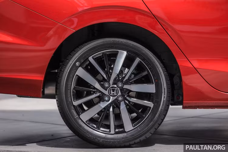 Tại Malaysia, Honda City 2020 được trang bị phanh đĩa cho bánh sau, khắc phục được nhược điểm của đời xe trước cũng như các model bán ở Thái Lan dùng phanh sau tang trống. Còn lại, các chi tiết ngoại thất được giữ nguyên thiết kế gồm có đèn LED trước hình cánh chim, mâm xe hợp kim đa chấu, đèn hậu nổi khối 3D...