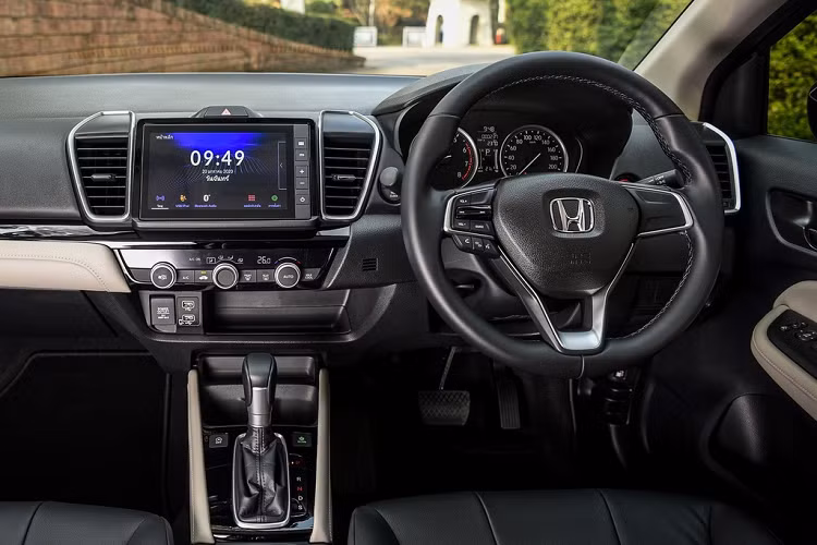 Hình ảnh nội thất của Honda City mới tại Malaysia chưa được tiết lộ. Nhiều khả năng khoang lái sẽ không có sự thay đổi nào so với phiên bản ở Thái Lan. Một số tiện nghi nổi bật của phiên bản RS cao cấp có thể kể đến như tay lái bọc da tích hợp nút bấm và lẫy chuyển số, màn hình cảm ứng trung tâm 7 inch, điều hòa tự động, ghế ngồi bọc da...