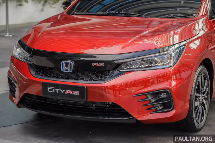 Tại Việt Nam, giá xe Honda City lần lượt 559 và 599 triệu đồng và vẫn là thế hệ thứ 4. Còn tại Thái Lan, Honda City 2020 có 4 biến thể với giá bán khởi điểm từ 579.500 baht (18.820 USD). Mẫu sedan Nhật Bản nằm ở phân khúc xe hạng B, cạnh tranh với các đối thủ như Toyota Vios, Hyundai Accent, Kia Soluto hay Mazda2.