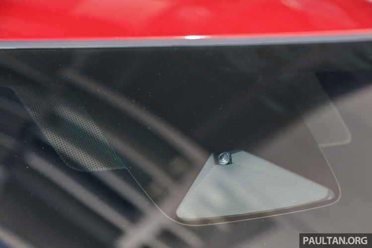 Trang bị đáng chú ý tiếp theo là camera nằm giữa kính chắn gió phía trước. Điều này cho thấy City 2020 tại Malaysia sẽ có gói an toàn Honda Sensing, nhỉnh hơn so với các model đang bán tại Thái Lan. Tuy nhiên, vẫn chưa rõ cả 3 chức năng an toàn chủ động gồm phanh khẩn cấp tự động, kiểm soát hành trình thích ứng và hỗ trợ giữ làn đường có xuất hiện đầy đủ trên Honda City hay không.