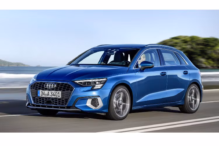 Nội thất Audi A3 thế hệ thứ 4 hoàn toàn mới gây kinh ngạc khi có thiết kế vô cùng hiện đại, mang hơi hướng giống Lamborghini. Ở vị trí táp lô là bảng đồng hồ kỹ thuật số 10,25 inch (bản cao cấp dùng loại 12,3 inch) cùng hệ thống thông tin giải trí với khả năng xử lý gấp 10 lần thế hệ trước thuộc màn hình 10,1 inch đặt chéo về phía người lái, và tích hợp thẳng vào cụm điều khiển trung tâm.
