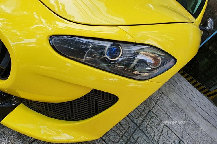 Phía đuôi xe nổi bật với cụm ống xả kép đăt ở hai bên cùng cánh gió nhỏ bằng carbon thể thao, giúp tăng thêm tính khí động học cho xe. Nhìn chung, tổng thể của Maserati GranTurismo toát lên vẻ đẹp quyến rũ với những đường nét thiết kế mềm mại mang đậm phong cách Ý.