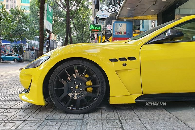 Phần đầu xe gây chú ý với lưới tản nhiệt đặc trưng của Maserati cùng hai hốc gió hai bên và cụm đèn pha quen thuộc. Chính giữa lưới tản nhiệt là logo ‘’cây đinh ba’’ với hai đường sọc chạy ngang tạo điểm nhấn.