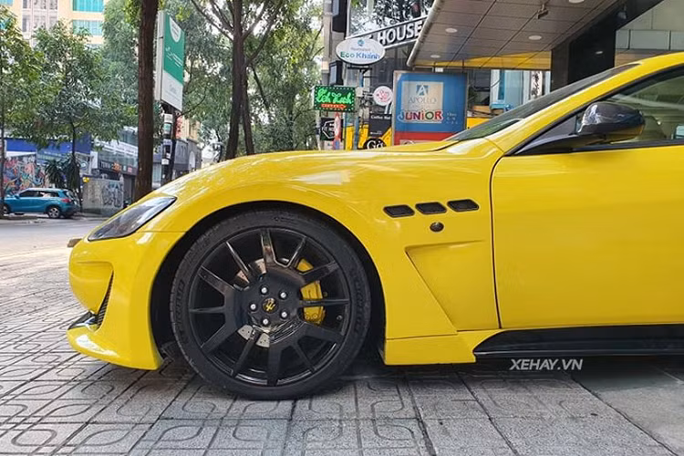 Phần đầu xe gây chú ý với lưới tản nhiệt đặc trưng của Maserati cùng hai hốc gió hai bên và cụm đèn pha quen thuộc. Chính giữa lưới tản nhiệt là logo ‘’cây đinh ba’’ với hai đường sọc chạy ngang tạo điểm nhấn.