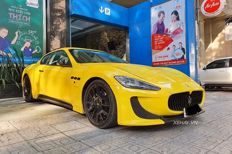 Chiếc xe trong bài viết thuộc bản Maserati GranTurismo tiêu chuẩn nhưng đã được chủ nhân độ lại bộ body-kit MC Tradale đầy cá tính, bên cạnh đó, chiếc xe thể thao Ý còn sở hữu "bộ cánh" vàng chanh nổi bật, vàng rực cả một góc phố.
