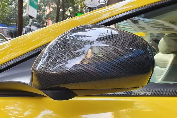 Ở bên hông, chiếc Maserati GranTurismo bản độ này được "cưỡi" trên bộ mâm đa chấu sơn đen mạnh mẽ cùng logo và ốp phanh sơn vàng cùng tông với thân xe. Xe còn có ốp gương sợi carbon.