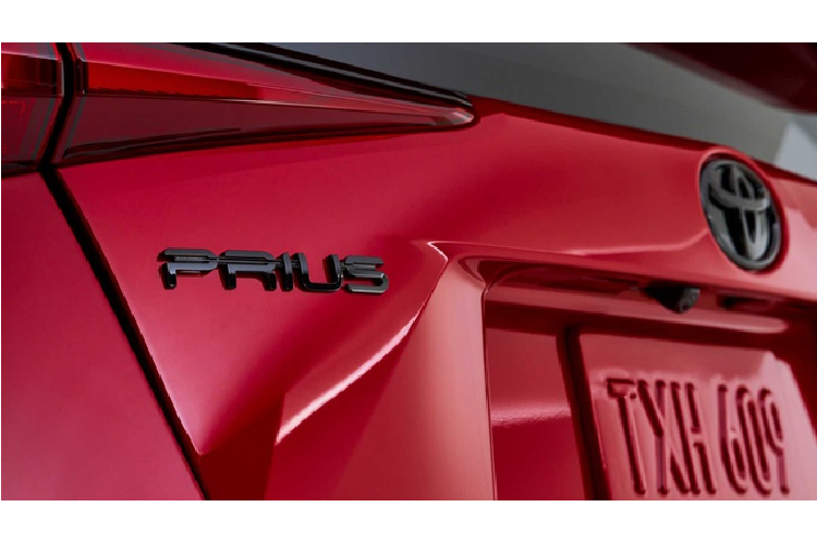 Prius 2021 được trang bị gói trang bị an toàn Toyota Safety Sense 2.0 của hãng xe Nhật, gồm phanh tránh va chạm với phát hiện người đi bộ khi trời tối, kiểm soát hành trình bằng radar động ở mọi dải tốc độ, và phát hiện điểm mù.