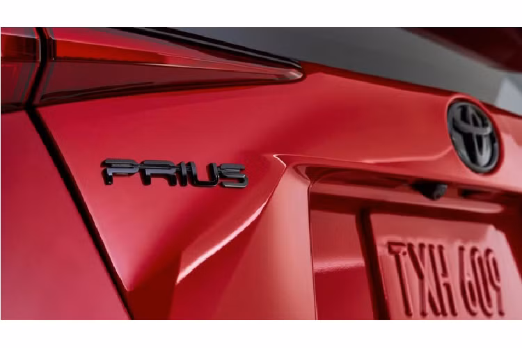 Prius 2021 được trang bị gói trang bị an toàn Toyota Safety Sense 2.0 của hãng xe Nhật, gồm phanh tránh va chạm với phát hiện người đi bộ khi trời tối, kiểm soát hành trình bằng radar động ở mọi dải tốc độ, và phát hiện điểm mù.