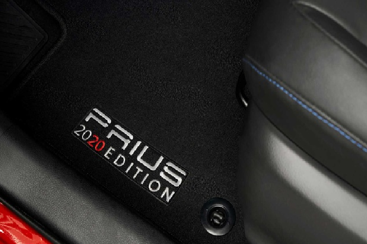 Khoang lái của phiên bản này mang màu đen chủ đạo. Chìa khóa và thảm trải sàn được gắn logo đặc biệt.