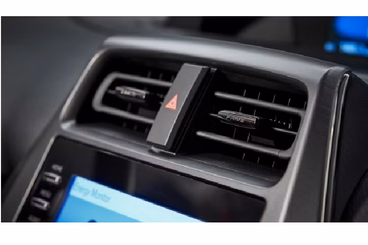 Trang bị tiêu chuẩn của bản XLE gồm ghế lái sưởi và chỉnh điện 8 hướng, vô lăng sưởi. Hệ thống thông tin giải trí có khả năng tương thích Android Auto và Apple CarPlay.