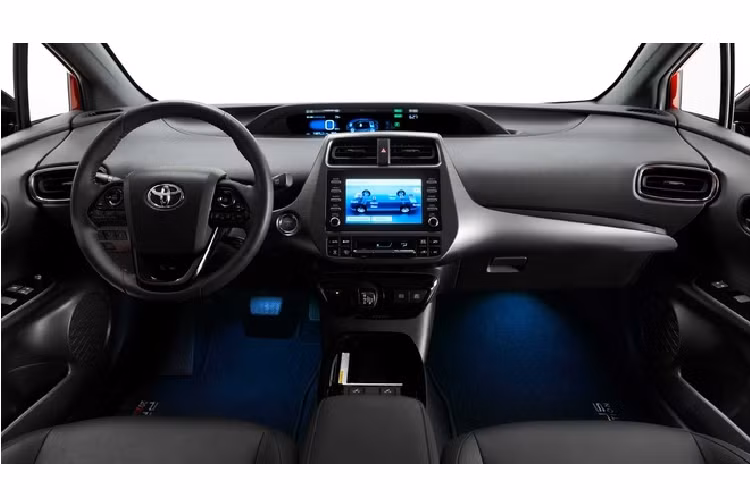 Toyota mang tới phiên bản này 2 màu sơn đặc biệt gồm đỏ Supersonic Red và trắng ngọc trai Wind Chill Pearl, bên cạnh đó là các chi tiết sơn đen tạo điểm nhấn. Được biết, Toyota Prius đặc biệt 2020 Edition 2021 được xây dựng dựa trên phiên bản Prius XLE FWD.