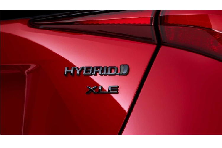 Ngoài ra, Prius 2021 còn có tính năng cảnh báo giao thông băng cắt phía sau, hỗ trợ đỗ xe, phát hiện người đi xe đạp, cảnh báo chệch làn, đèn pha tự động và trợ giúp đọc biển báo giao thông.