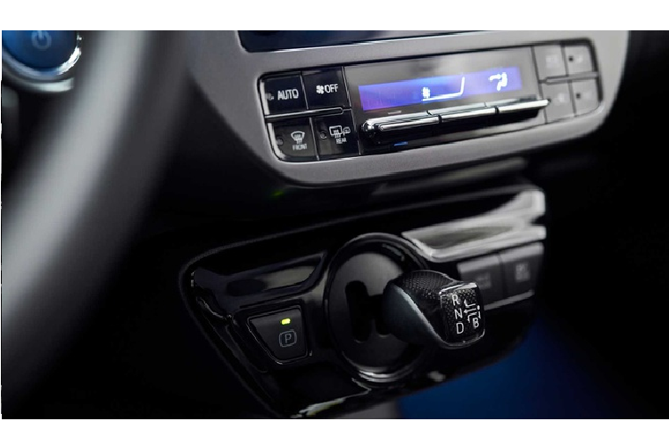 Ngoại thất kết hợp nhiều chi tiết sơn đen như cột B và cụm gương chiếu hậu. Cánh gió sau cùng màu thân xe. Bản giới hạn sử dụng bộ mâm hợp kim 17 inch 5 chấu sơn đen bóng.