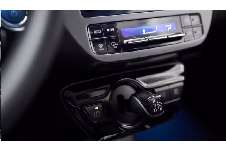 Ngoại thất kết hợp nhiều chi tiết sơn đen như cột B và cụm gương chiếu hậu. Cánh gió sau cùng màu thân xe. Bản giới hạn sử dụng bộ mâm hợp kim 17 inch 5 chấu sơn đen bóng.