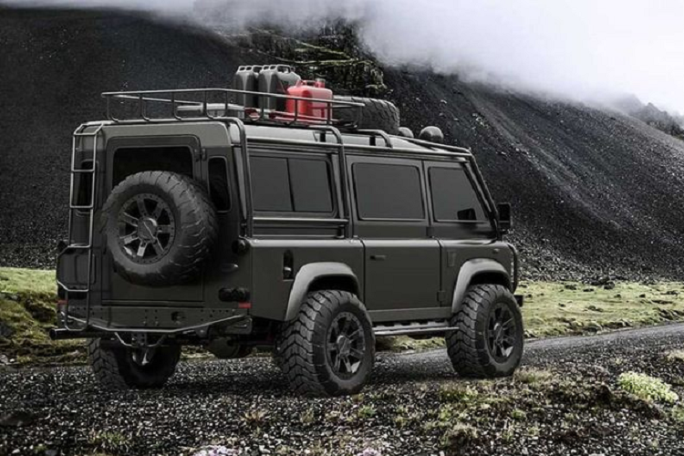 Xe van Land Rover Defender sẽ có một bộ giá nóc chở hàng cỡ lớn, một bộ đèn phụ trợ trên mái, ống thở và một cabin được bố trí tối giản để có nhiều không gian cho người sử dụng.