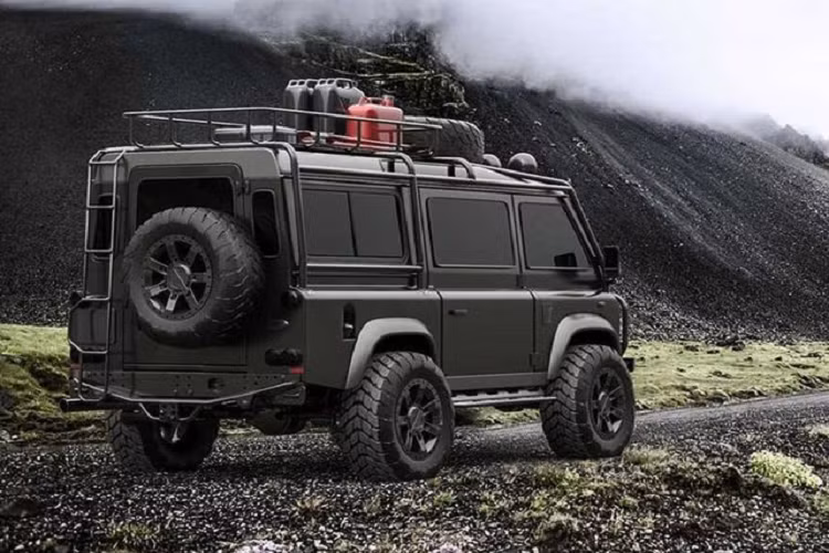 Xe van Land Rover Defender sẽ có một bộ giá nóc chở hàng cỡ lớn, một bộ đèn phụ trợ trên mái, ống thở và một cabin được bố trí tối giản để có nhiều không gian cho người sử dụng.