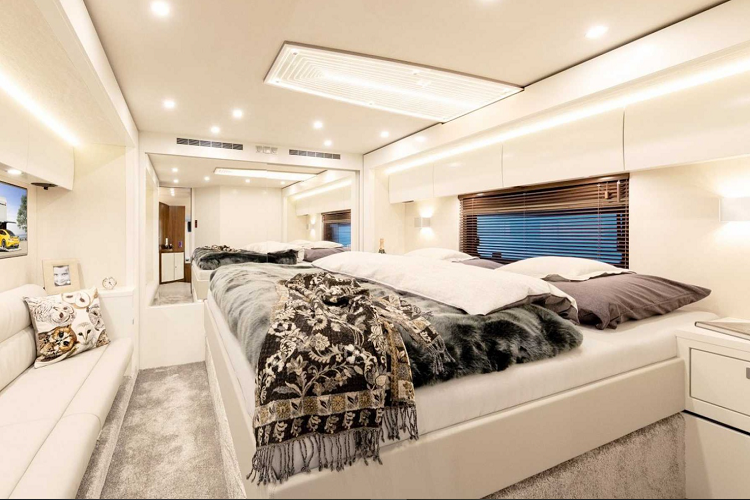 Tuy nhiên, nhà để xe vẫn chưa phải là điểm duy nhất làm cho Perfect 1200 trở nên độc đáo. Nhà di động này có 3 khoang trượt (slide-out) tuỳ thuộc vào cách bố trí. Phiên bản lớn nhất còn có hành lang nối giữa khu vực sinh hoạt và nghỉ ngơi, một hành lang đi qua phòng tắm dạng truyền thống, nơi có một vòi hoa sen và bồn rửa tay của thương hiệu Staron ở khu vực nhà vệ sinh.