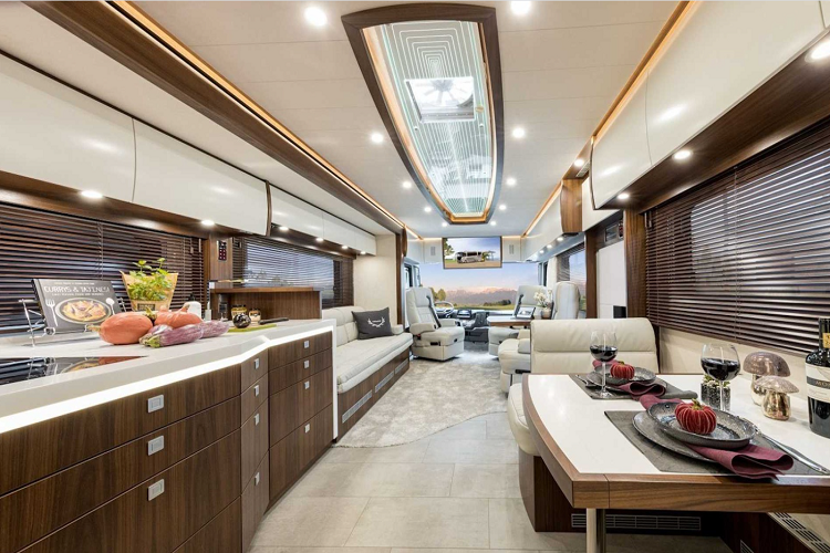 Variomobil xây dựng mẫu xe này dựa trên khung gầm của chiếc Mercedes-Benz Actros 2453. Xe được trang bị động cơ diesel tăng áp 6 xi-lanh 10.7L, sản sinh công suất 422 mã lực. Bên cạnh đó còn có tuỳ chọn động cơ là 12.8L cho công suất 523 mã lực. Khách hàng cũng có thể lựa chọn nhà để xe với nhiều kích thước khác nhau.