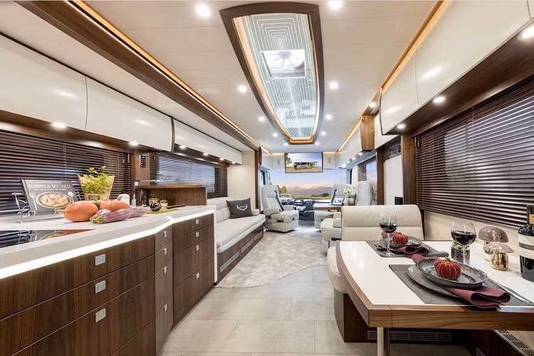 Variomobil xây dựng mẫu xe này dựa trên khung gầm của chiếc Mercedes-Benz Actros 2453. Xe được trang bị động cơ diesel tăng áp 6 xi-lanh 10.7L, sản sinh công suất 422 mã lực. Bên cạnh đó còn có tuỳ chọn động cơ là 12.8L cho công suất 523 mã lực. Khách hàng cũng có thể lựa chọn nhà để xe với nhiều kích thước khác nhau.