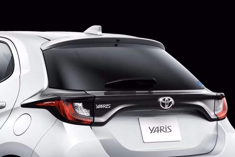 Yaris mới cũng là chiếc xe nhỏ gọn đầu tiên của Toyota sở hữu hệ thống dẫn động 4 bánh E-Four - chỉ dành riêng cho bản hybrid. Trong khi đó, hệ thống 4WD được cung cấp dưới dạng tùy chọn cho phiên bản xăng 1.5 L. Về mặt công nghệ, Toyota Yaris 2020 sở hữu hệ thống Toyota Safety Sense mới nhất, hệ thống thông tin giải trí tích hợp Display Audio…