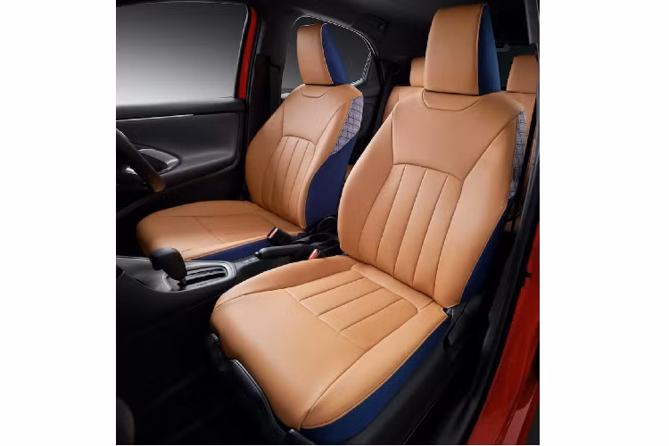 Không giống như bản TRD, bản Modellista còn chăm chút ở khu vực nội thất. Dễ thấy là phần ghế bọc da Camel, trang trí thêm vải bọc nhung và sọc màu xanh navy.