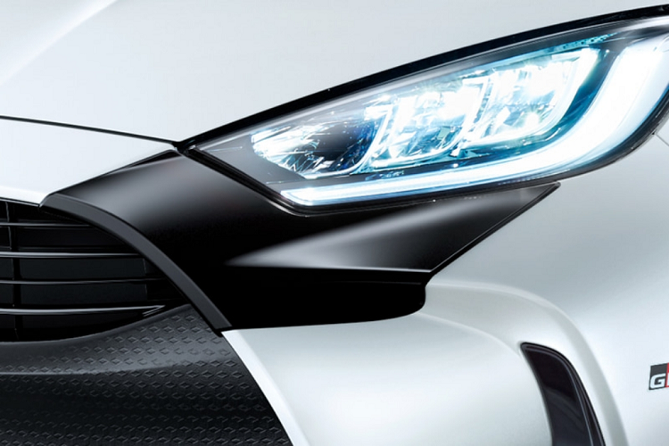 Toyota cho biết, theo chu kỳ thử nghiệm của WLTC mức tiêu hao nhiên liệu trung bình của Yaris 2020 là 2,8 lít/100 km đối với phiên bản Yaris Hybrid X FWD. Yaris Hybrid sử dụng động cơ xăng 3 xy lanh 1.5 L cho công suất tối đa 89 mã lực và mô-men xoắn cực đại 120 Nm tại vòng tua 3.800 - 4.800 vòng/phút kết hợp cùng động cơ điện 79 mã lực và mô men xoắn cực đại 141 Nm.