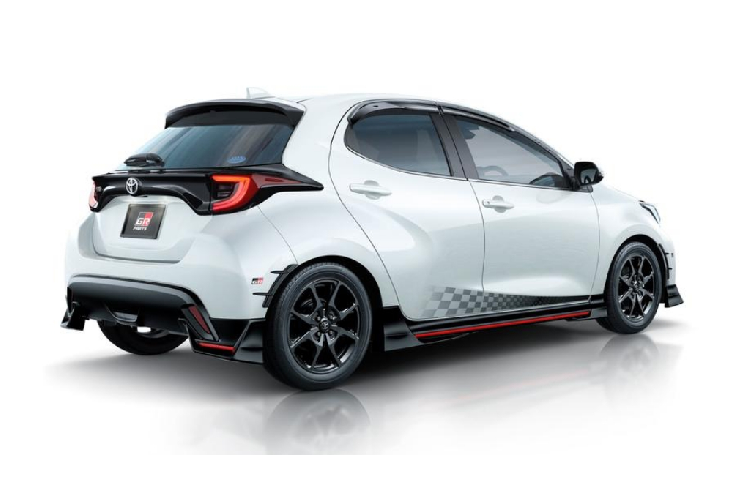 Ngoài ra, một số chi tiết thẩm mỹ khác cũng đáng kể như bộ tem hình cờ đua, cửa sổ tối màu, thảm TRD, tay nắm cửa, khung biển sổ... Tất cả đều nhằm nâng cao tính thể thao cho xe.