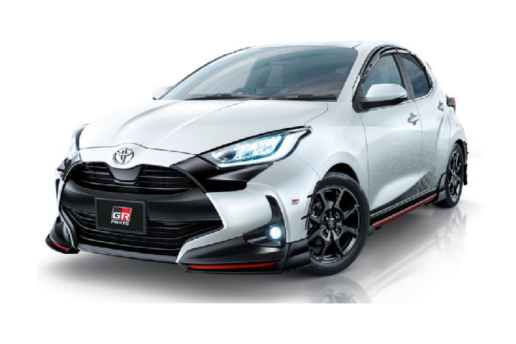 Phiên bản TRD được nâng cấp mặt trước, cản trước, các cánh gió bên, cánh lưới gió đuôi với màu đỏ nổi bật. Yaris còn được trang trí trí các cánh lướt gió màu đen ở cửa sổ bên và vòm bánh xe, tương thích với bộ mâm hợp kim 16 inch đẹp mắt.