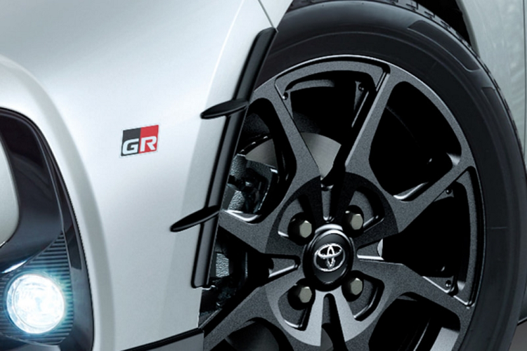 Toyota cũng cho biết cả 2 bản đều sẽ có hệ thống đèn LED nội thất, biển số và ở khoang hành lý. Hai bản này hiện mới bán ở thị trường Nhật Bản.