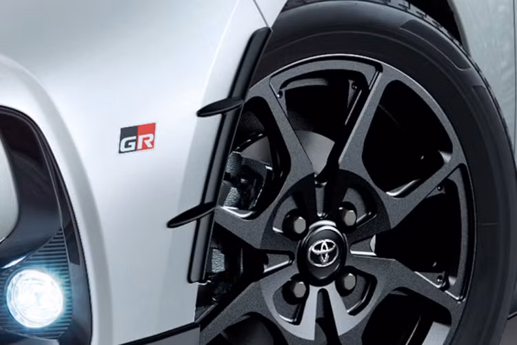 Toyota cũng cho biết cả 2 bản đều sẽ có hệ thống đèn LED nội thất, biển số và ở khoang hành lý. Hai bản này hiện mới bán ở thị trường Nhật Bản.