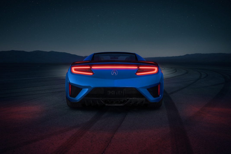 Acura NSX 2021 sử dụng động cơ V6 tăng áp kép, dung tích 3,5 lít kết hợp cùng hệ thống đẫn động lai điện với ba mô-tơ, sản sinh tổng công suất 573 mã lực và mô-men xoắn cực đại 645 Nm. Sức mạnh được truyền đến bánh sau thông qua hộp số ly hợp kép 9 cấp. Hai trong số ba mô-tơ điện được hãng đặt tại trục trước, biến chiếc xe trở thành xe dẫn động bốn bánh toàn thời gian. Cung cấp sức mạnh cho động cơ điện này sẽ là viên pin Li-ion dung lượng 1,3 kWh. Với sức mạnh nói trên, Acura NSX có khả năng tăng tốc lên 96 km/h trong vòng 2,9 giây trước khi đạt tốc độ tối đa ở mức 307 km/h. Xe có khối lượng khô ở mức 1.759 kg.