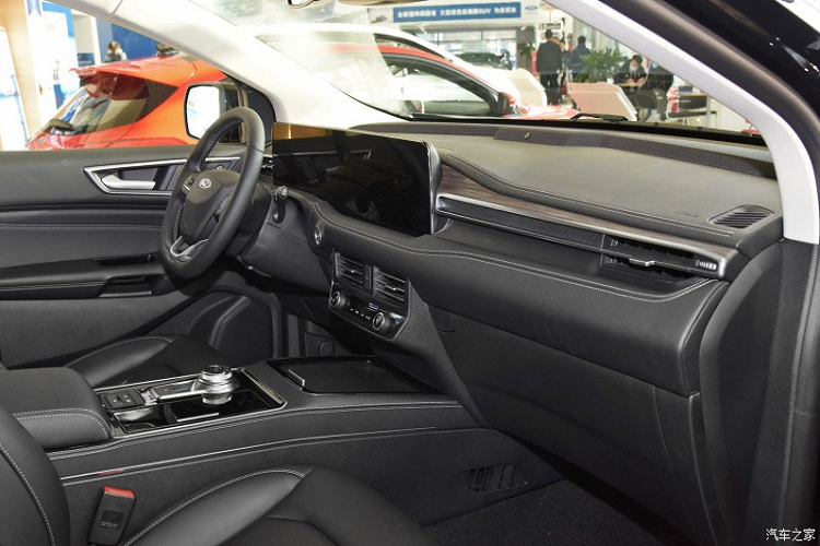 Ngoài ra, hãng Ford còn chuyển cửa gió điều hòa trung tâm của mẫu SUV cỡ trung này xuống vị trí dưới màn hình thông tin giải trí. Dưới nữa là màn hình của hệ thống điều hòa và 2 núm xoay cơ học để người dùng chỉnh cho dễ.