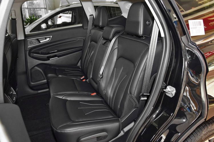 Sức mạnh được truyền tới bánh thông qua hộp số tự động 8 cấp. Ở bản cao cấp, Ford Edge 2021 sẽ có cả hệ dẫn động 4 bánh.