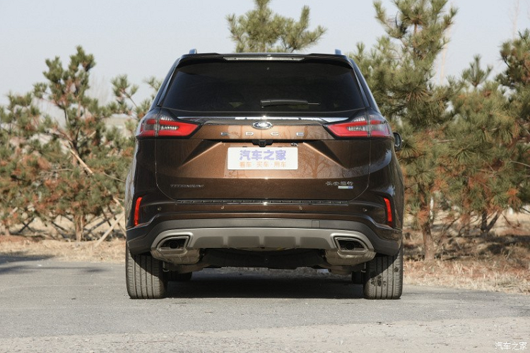 Cũng giống như trước đây, Ford Edge Plus 2021 vẫn có cả phiên bản 5 chỗ và 7 chỗ. Bước vào bên trong Ford Edge Plus 2021, người lái có lẽ sẽ chú ý ngay đến màn hình cỡ lớn của mẫu SUV cỡ trung này. Thực chất, đây là 2 màn hình nối liền nhau, tạo thành 1 khối có kích thước 21 inch, theo phong cách của những chiếc xe sang Mercedes-Benz.