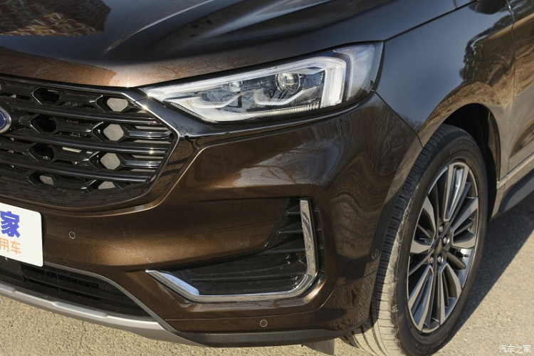 Ở phiên bản 2021, Edge Plus được áp dụng ngôn ngữ thiết kế mới của hãng Ford nên trông trẻ trung, hiện đại và thời trang hơn trước. Theo đó, trên đầu xe, mẫu SUV cỡ trung này được trang bị lưới tản nhiệt hình lục giác mới với viền màu tối, kéo dài sang hai bên đèn pha. Bên trong cụm đèn pha là 2 bóng LED và dải đèn LED định vị ban ngày hình chữ "L" nằm úp ngược. Ngoài ra, mẫu xe Ford Edge Plus 2021 còn có hốc gió 2 bên khá rộng, đi kèm viền mạ crôm hình chữ "J" để trang trí khiến phần đầu xe trông ấn tượng hơn.