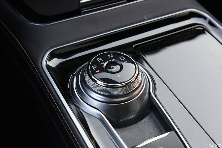 "Trái tim" của Ford Edge Plus 2021 tại thị trường Trung Quốc là khối động cơ xăng EcoBoost 4 xi-lanh, tăng áp, dung tích 2.0L, sản sinh công suất tối đa 245 mã lực và mô-men xoắn cực đại 390 Nm.