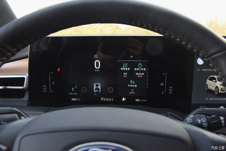 Thêm nữa là sự xuất hiện của hệ thống âm thanh B&amp;O mới và công nghệ C-V2X. Công nghệ này cho phép liên kết thời gian thực giữa xe với xe, xe với cơ sở hạ tầng và xe với nền tảng điều khiển giao thông đô thị bằng đám mây. 