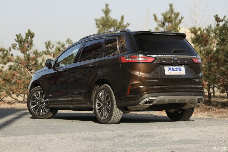 So với đầu xe, thiết kế bên sườn và đuôi xe thay đổi ít hơn. Xe được trang bị đèn hậu nằm ngang, nối với nhau bằng nẹp mạ crôm dày dặn ở giữa, nằm bên trên logo của hãng Ford. Bên dưới logo này là tem chữ nổi "Edge" nhằm tăng tính nhận diện thương hiệu cho xe. Tương tự phiên bản cũ, phần cản sau của Ford Edge Plus 2021 vẫn được thiết kế 2 màu. Thêm vào đó là khu vực lắp biển số được thiết kế hình thang khá lớn và 2 đầu ống xả nằm trong bộ khuếch tán gió giả.