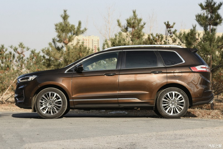 Tại thị trường Trung Quốc, giá xe Ford Edge Plus 2021 từ 229.800 - 309.800 Nhân dân tệ (tương đương 815 triệu đến 1,09 tỷ đồng), xe có tổng cộng 6 phiên bản.